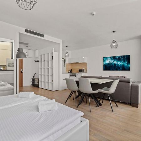 Lam Waves - Ac - Terrace Apartment Bratislava Exterior photo